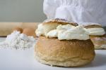 Baka semlor Baka semlor på bageri.