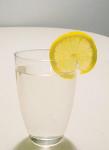 Citronskiva på ett glas med vatten.