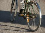 Någon cyklar på en gammal cykel