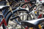 En massa cyklar står parkerade.
