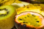 Exotiska frukter så som passionsfrukt och kiwi.