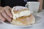 Semla Någon äter en semla.