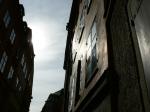 Hus i gamla stan i Stockholm Solljus som reflekteras på hus i gamla stan i Stockholm
