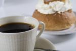 Kaffe med semla En kopp kaffe med en semla.