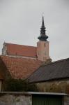 Byggnader och Pfarrkirche i staden Poysdorfer i Österrike.