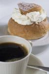 Kaffe och semla Här serveras kaffe med semla.