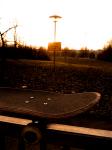 En skateboard skateboard åkares skateboard på ett räcke