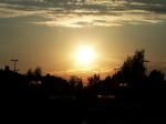 Solnedgång över busshållplats Solen går ned över en busshållplats