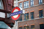 Skylt med texten Underground i London, England. Indikerar tunnelbanan i London.