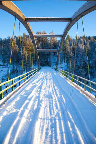 Bro med snö
