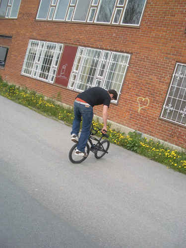 Någon cyklar bmx