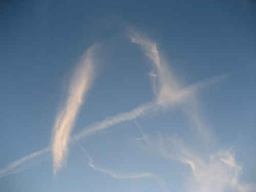 Ett moln med flygplans sträck i