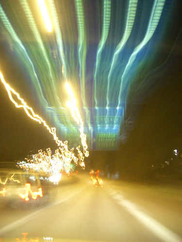 Motorväg i nattljus