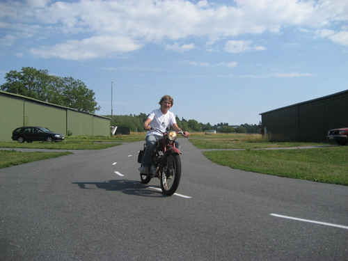 Någon åker motorcyckel