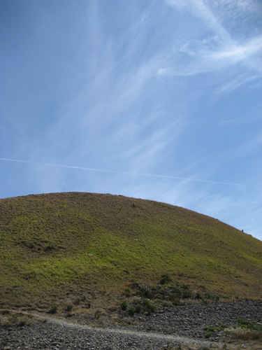 En kulle med blå himmel bakom