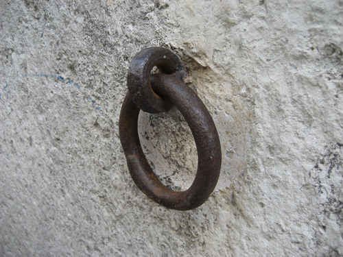 Ett beslag med en ring i