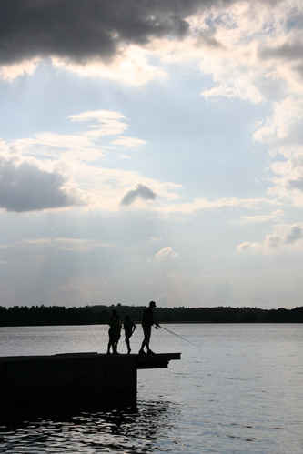 Människor på brygga