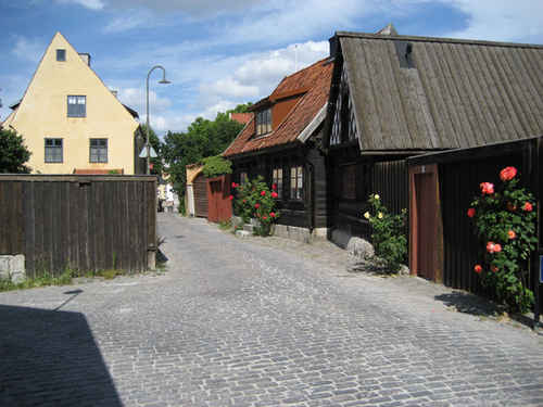 En gata med hus