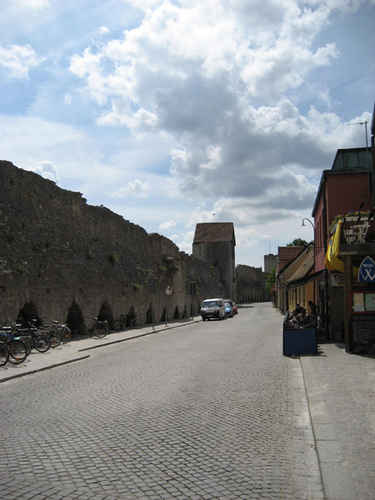 En gata längs muren