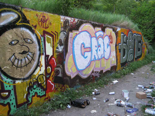 En vägg full av graffiti