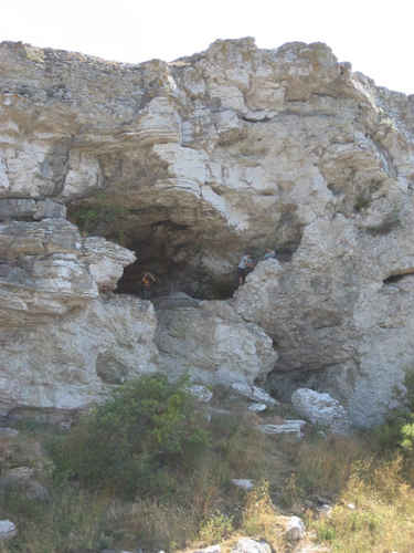 Grotta uppe i bergs sluttning