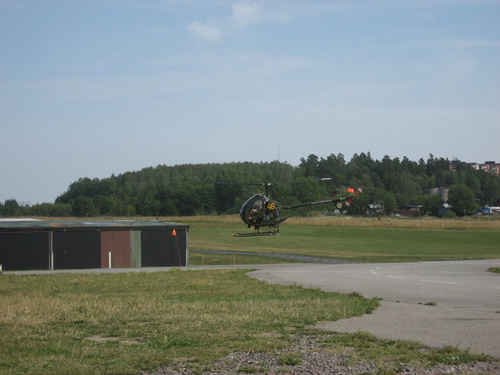 Helikopter som hovrar