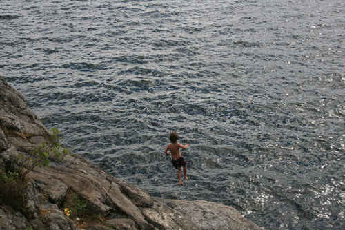 Någon hoppar från en klippa