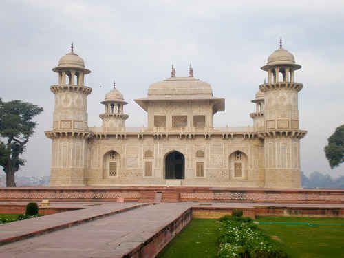 Itmad-ud Daulas grav