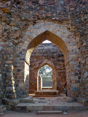 Stenväggar vid qutb Minar