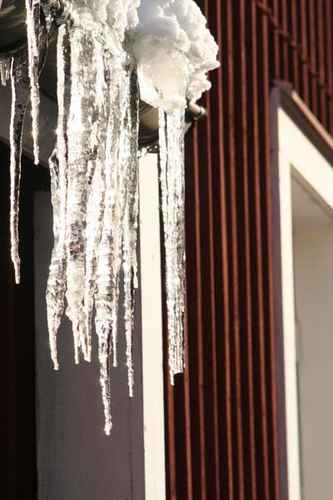 istappar på fönsterkarm