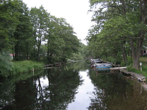 en kanal med båtar