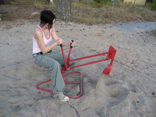 Någon leker på en grävskopa