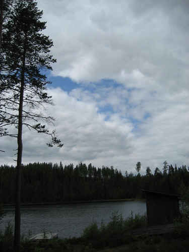 En sjöbod och brygga