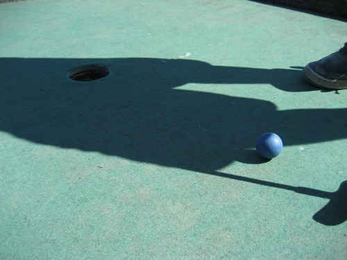 Någon ska precis putta bollen i hålet