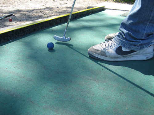 Någon som spelar minigolf