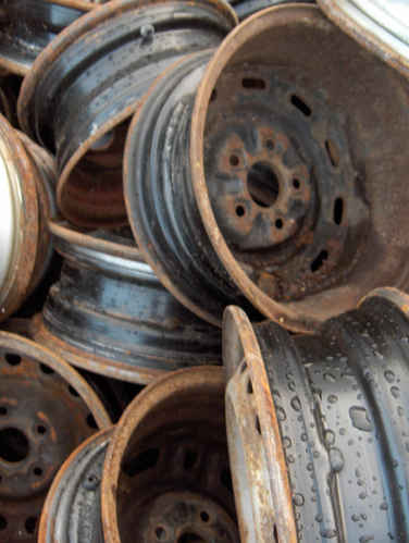 Blöta rostiga fälgar