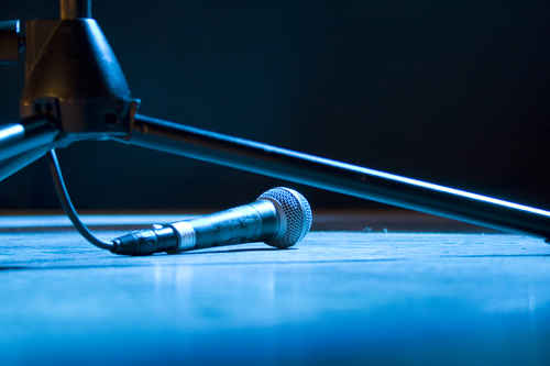 Mik på scengolv