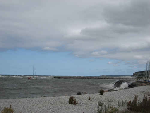 En segelbåt påväg in i en hamn