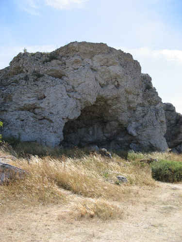 En stor grotta i ett berg