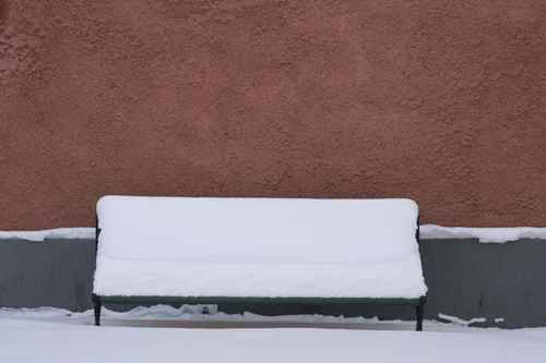 Snötäckt parkbänk