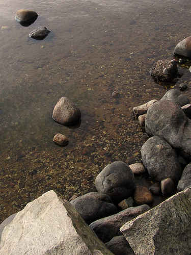 Stenig strand