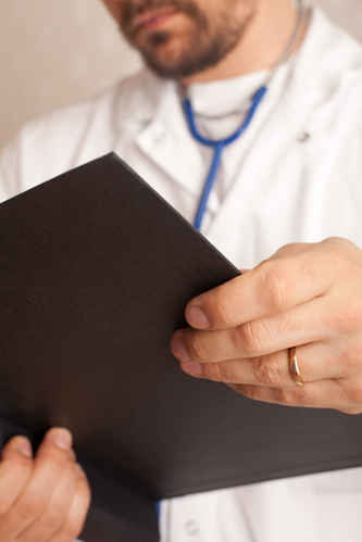 Doktor läser