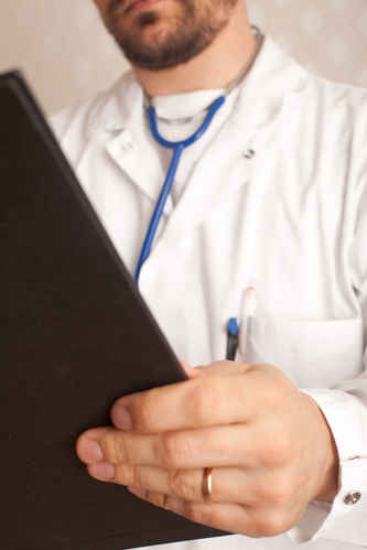 Doktor läser