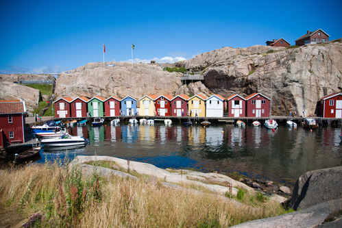 Rad med sjöbodar
