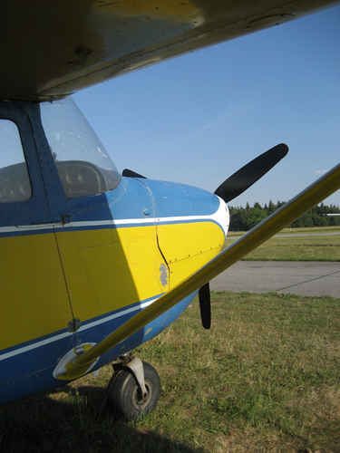 Blågult flygplan.
