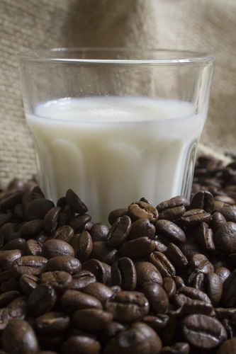 Mjölk och kaffe.