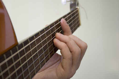 Spela gitarr