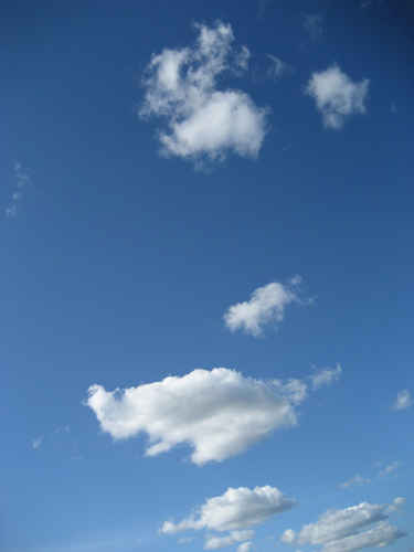 Moln på en blå himmel