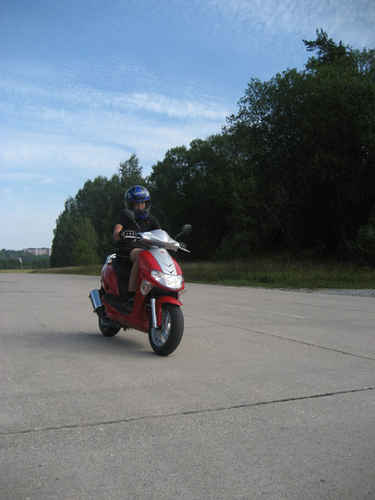 Någon åker moped