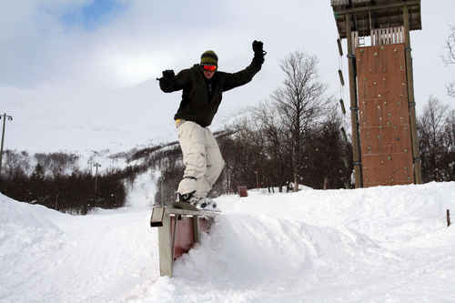 Snowboardåkare på ett rail